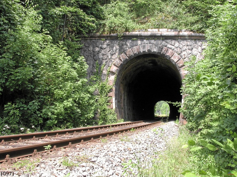 Bahn 097.jpg - Blick durch den 78 m langen Stocktunnel. In der Ferne ist der Dais-Tunnel zu sehen.